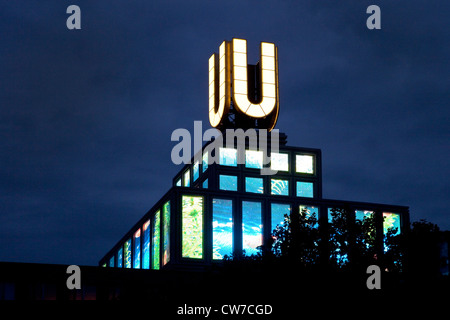 Logo der Dortmunder Union Brauerei, Dortmunder Union-Brauerei, auf dem Dach des Europäischen Zentrums für die Kreativwirtschaft zur blauen Stunde, Dortmund, Ruhrgebiet, Nordrhein-Westfalen, Deutschland Stockfoto