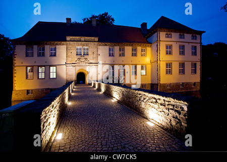 beleuchtete Moasted Burg zur blauen Stunde, Herne, Ruhrgebiet, Nordrhein-Westfalen, Deutschland Stockfoto