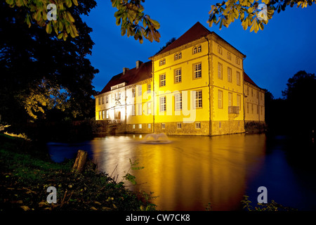 beleuchtete Moasted Burg zur blauen Stunde, Herne, Ruhrgebiet, Nordrhein-Westfalen, Deutschland Stockfoto