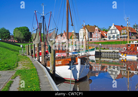 Angeln Trawler im Hafen Greetsiel, Ostfriesland, Niedersachsen, Deutschland Stockfoto