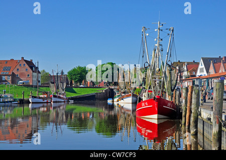 Angeln Trawler im Hafen Greetsiel, Ostfriesland, Niedersachsen, Deutschland Stockfoto