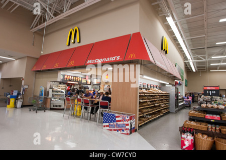 McDonald's-Restaurant im Inneren ein Wal-Mart Supercenter in San Marcos, Texas Stockfoto