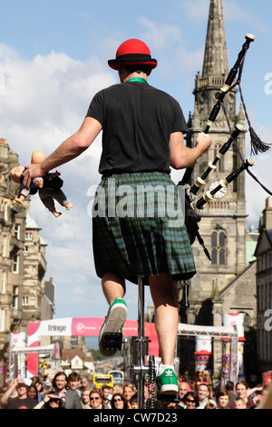 Der Straßenkünstler hat Colin beim Edinburgh Festival Fringe, Royal Mile, Schottland, Großbritannien, geschildet Stockfoto