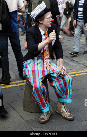 Schauspieler Adam Petherbridge, der das Theaterstück „All an Act“ beim Edinburgh Festival Fringe, High Street, Royal Mile, Edinburgh, Schottland, VEREINIGTES KÖNIGREICH Stockfoto