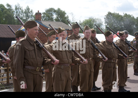 Re-Enactor spielen 1940 britische und amerikanische Soldaten mit anderen auf der parade Stockfoto