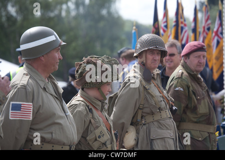 Re-Enactor spielen 1940 britische und amerikanische Soldaten mit anderen auf der parade Stockfoto