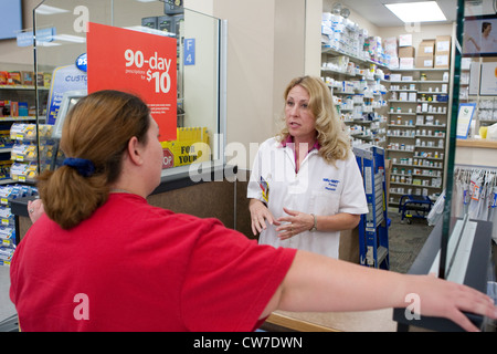Weiße Apothekerin berät medizinische Kundin bei Wal-Mart Supercenter Apotheke in San Marcos, Texas Stockfoto