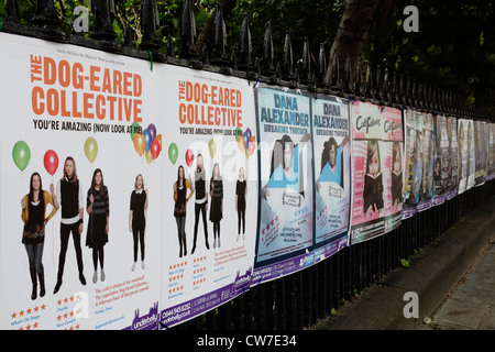 Plakate auf Geländern Werbeaufführungen auf dem Edinburgh Festival Fringe, Edinburgh, Schottland, Großbritannien Stockfoto