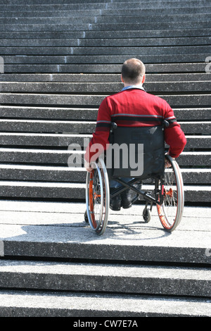 wartenden Mann im Rollstuhl auf einer Treppe Stockfoto