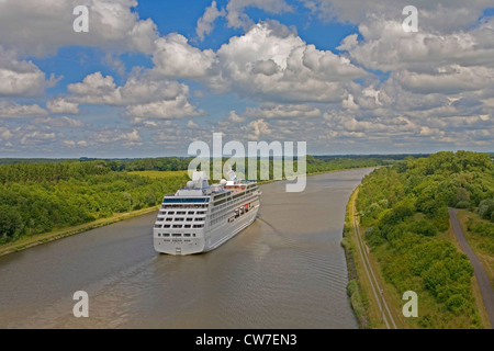 Kreuzfahrtschiff MV Royal Princess geht auf dem Nord-Ostsee-Kanal, Deutschland, Schleswig-Holstein Stockfoto