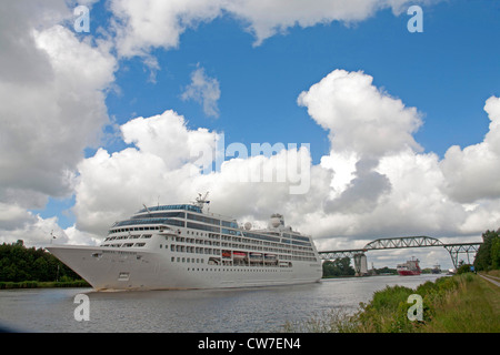 Kreuzfahrtschiff MV Royal Princess geht auf dem Nord-Ostsee-Kanal, Deutschland, Schleswig-Holstein Stockfoto