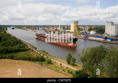 Frachtschiff MV Luise Oldendorff in den Nord-Ostsee-Kanal, Deutschland, Schleswig-Holstein Stockfoto