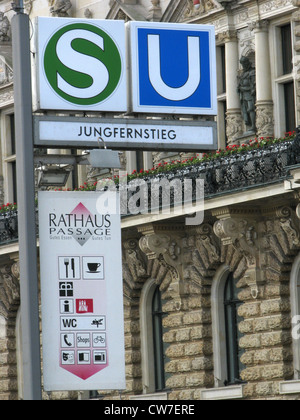 Bahnhof und u-Bahn namens Jungfernstieg an der Rathauspassage in Hamburg, Deutschland, Hamburg Stockfoto