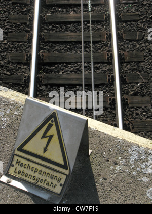 Hinweises über Gleise Lebensgefahr durch Hochspannung Strom, Deutschland, Hamburg Stockfoto