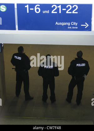 Polizei Riot Squad steht im Hauptbahnhof von Essen nach der Love Parade (Techno-Festival), Deutschland, Nordrhein-Westfalen, Ruhrgebiet, Essen Stockfoto
