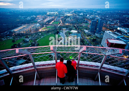 Besucher auf die Aussichtsplattform des Fernsehens Turm, Florian und Blick zum Westfalenpark, Deutschland, Nordrhein-Westfalen, Ruhrgebiet, Dortmund Stockfoto