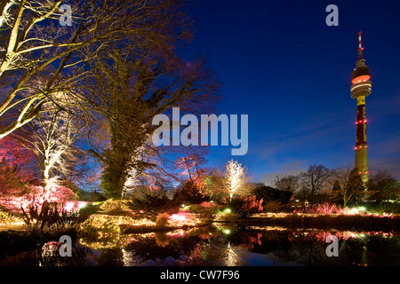 beleuchtete Westfalenpark in der Dämmerung, Fernsehturm Florian im Hintergrund, Dortmund, Ruhrgebiet, Nordrhein-Westfalen, Deutschland Stockfoto