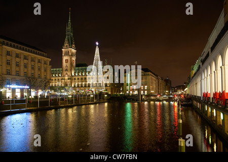 Weihnachtsmarkt vor dem Rathaus Hamburg Stockfoto