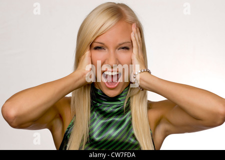 Bildnis einer blonden Frau, halten ihre Ohren geschlossen Stockfoto