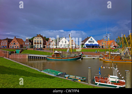 Krabbenkutter im Hafen Greetsiel, Ostfriesland, Niedersachsen, Deutschland Stockfoto