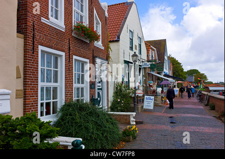 Häuserzeile am Hafen, Greetsiel, Ostfriesland, Niedersachsen, Deutschland Stockfoto