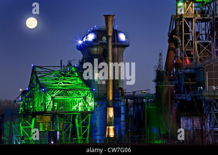 beleuchteten Landschaftspark Duisburg-Nord bei Vollmond, Duisburg, Ruhrgebiet, Nordrhein-Westfalen, Deutschland Stockfoto