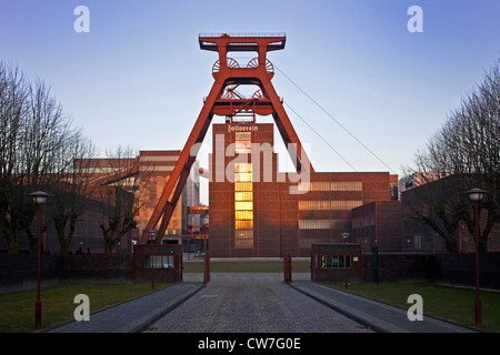 Zeche Zollverein Schacht XII mit Kopfbedeckung bei Sonnenaufgang, Essen, Ruhrgebiet, Nordrhein-Westfalen, Deutschland Stockfoto