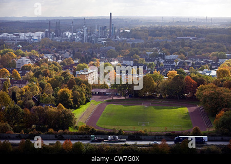 Ansicht der Industrielandschaft von Halde Rungenberg, Autobahn A2 im Vordergrund, Gelsenkirchen, Ruhrgebiet, Nordrhein-Westfalen, Deutschland Stockfoto