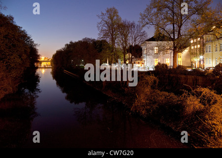 Ruhr-River in Mülheim zur blauen Stunde, Deutschland, Nordrhein-Westfalen, Mülheim an der Ruhr Stockfoto