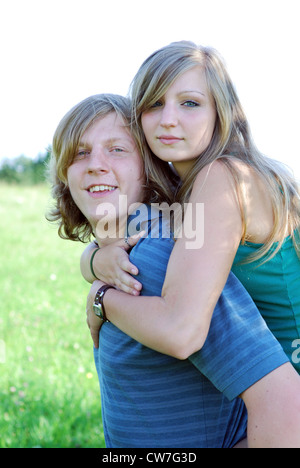 junges Paar in Liebe, junge mit seiner Freundin eine Huckepack Stockfoto
