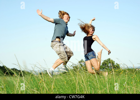 junges Paar in Liebe schneiden Kapern auf einer Wiese Stockfoto