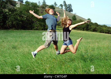 junges Paar in Liebe schneiden Kapern auf einer Wiese Stockfoto