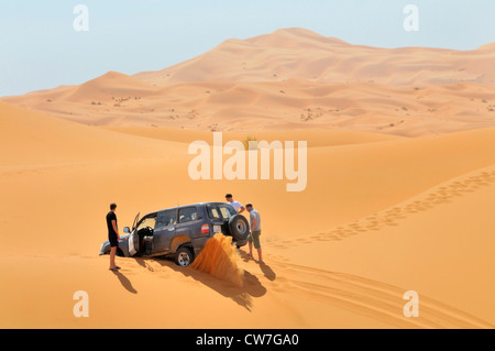 Off-Road-Fahrzeug in Sand stecken, Marokko, Erg Chebbi Stockfoto
