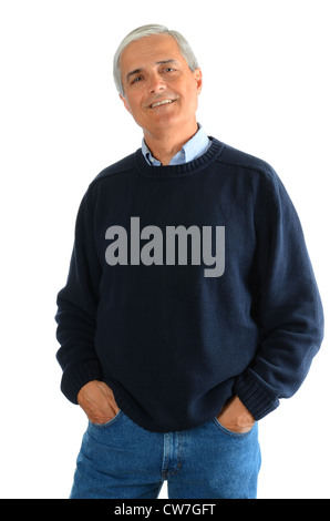 Porträt einer lässigen Mitte im Alter Mann trägt blaue Jeans und einen Pullover. Mann hat seine Hände in den Hosentaschen, vor einem weißen Hintergrund. Stockfoto