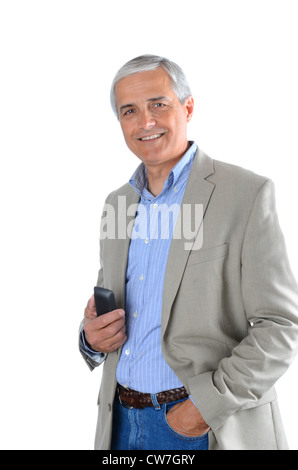 Reife Geschäftsmann in Freizeitkleidung hält ein Handy. Stockfoto