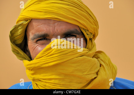 Berber mit traditionellen Tagelmust, Porträt, Erg Chebbi, Marokko, Sahara Stockfoto