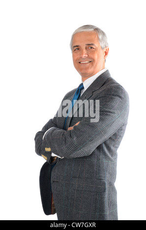 Porträt eines Reifen Geschäftsmann mit verschränkten Armen auf einem weißen Hintergrund isoliert. Stockfoto
