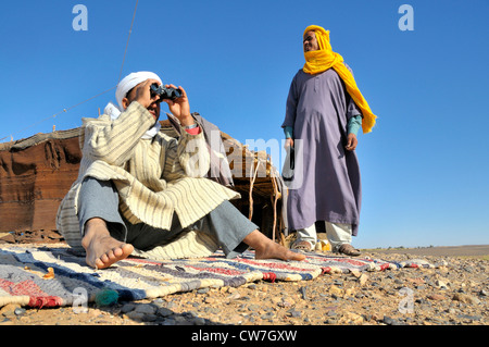 Berber, die Suche mit Fernglas für verlorene Tiere, Marokko, Erg Chebbi, Sahara Stockfoto