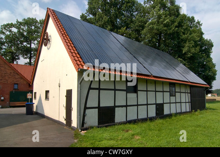 Fachwerkhaus mit Solarzellen auf dem Dach, Deutschland, North Rhine-Westphalia, Schloss Holte-Stukenbrock Stockfoto