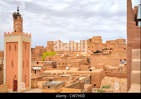 Minarett und Flachdächer mit Satellitenschüsseln in der Altstadt, Marokko, Ouarzazate Stockfoto