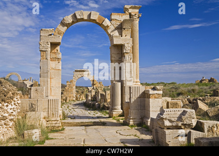 Via Trionfale mit Trajansbogen in den Vordergrund- und der Bogen des Tiberius in den Hintergrund, Libyen, Leptis Magna Stockfoto