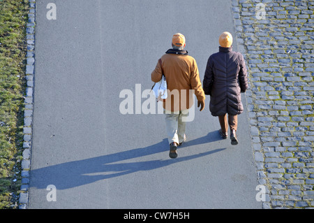 älteres Ehepaar bummeln, Deutschland, Nordrhein-Westfalen, Köln Stockfoto