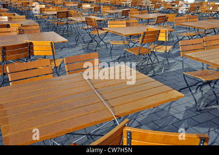 Leere Tische und Sessel in einem Biergarten am Heumarkt, Deutschland, Nordrhein-Westfalen, Köln Stockfoto