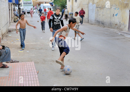 Jungs spielen Socker in der Straße, Marokko, Fes Stockfoto