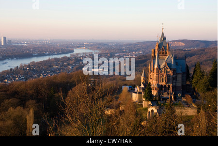 Drachenburg Palast auf dem Drachenfels am Rhein River, North Rhine-Westphalia, Siebengebirge, Königswinter, Deutschland Stockfoto