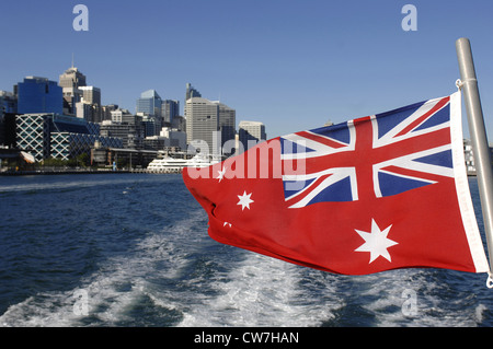 Australian Red Ensign auf einem Boot vor der Skyline von Sydney, Australien, Darling Harbour, Sydney Stockfoto