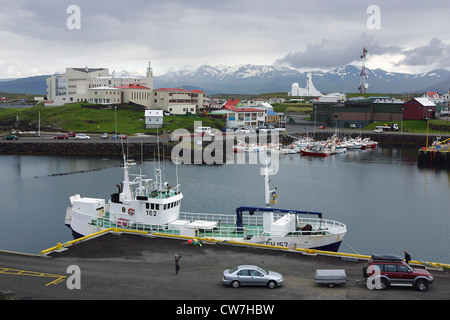 Hafen von Stykkisholmur, moderne Kirche im Hintergrund, Island, Snaefellsnes, Stykkisholmur Stockfoto