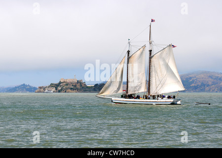 Historisches Segelschiff vor Alcatraz Island, USA, California, Alcatraz Island, San Francisco Stockfoto