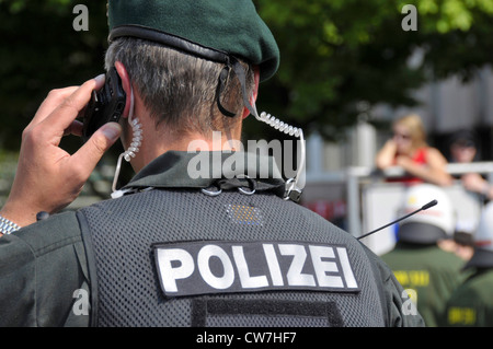 Polizist der Festnahme Einheit mit Handy, Deutschland, Baden-Württemberg Stockfoto