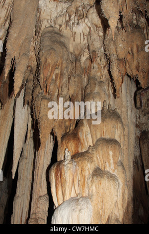 bizarr geformte Stalaktiten und Tropfsteinhöhle Kaskade an Tropfsteinhöhle bei Cheow Lan Lake, Thailand, Phuket, Khao Sok NP Stockfoto